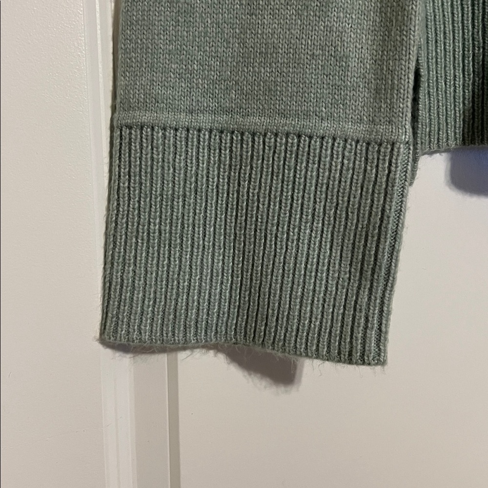 Green sweater EUC - Picture 4 of 6